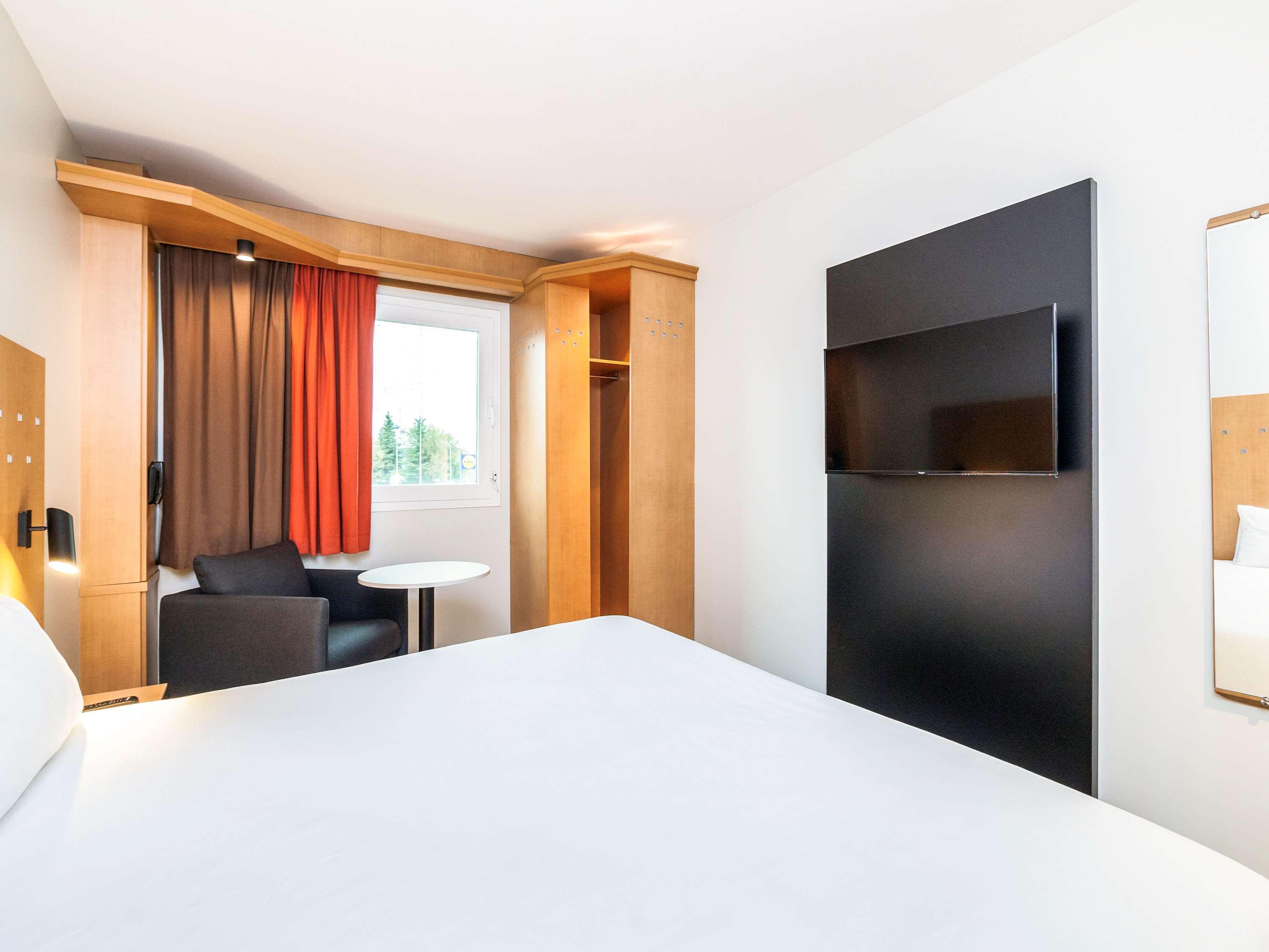 Отель Ibis Alcala De Henares La Garena Экстерьер фото